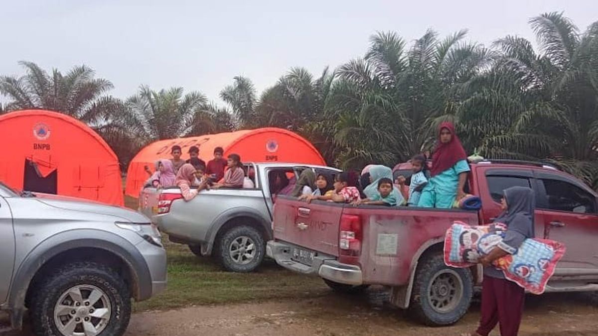 Hundreds Of Refugees Due To Gas Leakage Of PT Medco E&P Malacca In East Aceh Returned