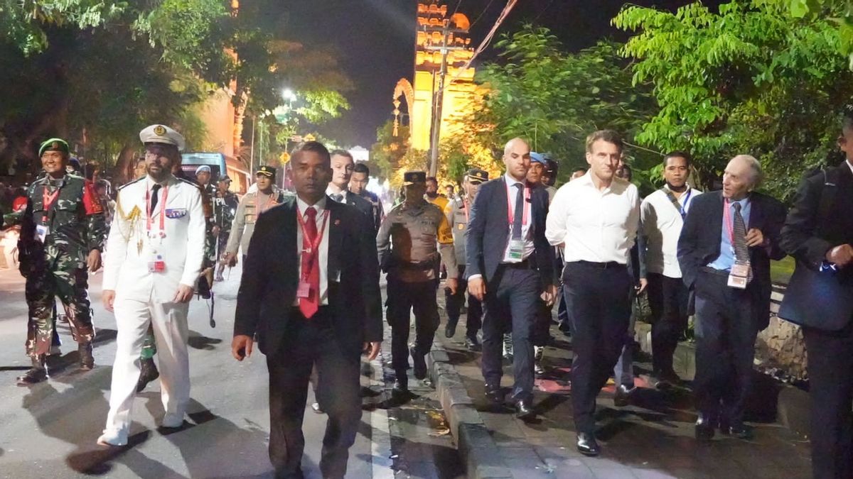 Momen Presiden Prancis Macron Dikerumuni Warga Saat Jalan Kaki di Uluwatu
