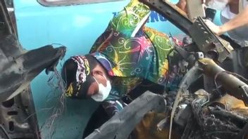カルタラ州知事ザイナル・パリワンは、中央ジャカルタ警察で彼の息子、AKPノヴァンディ・アーヤを殺したカムリーカーシートをチェックします