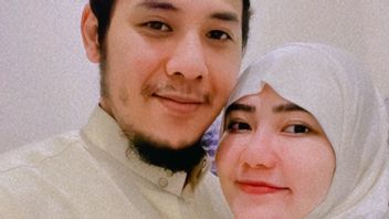 Showing Friendly Photos, Netizens Suspect Via Vallen And Chevra Yolandi Are Married