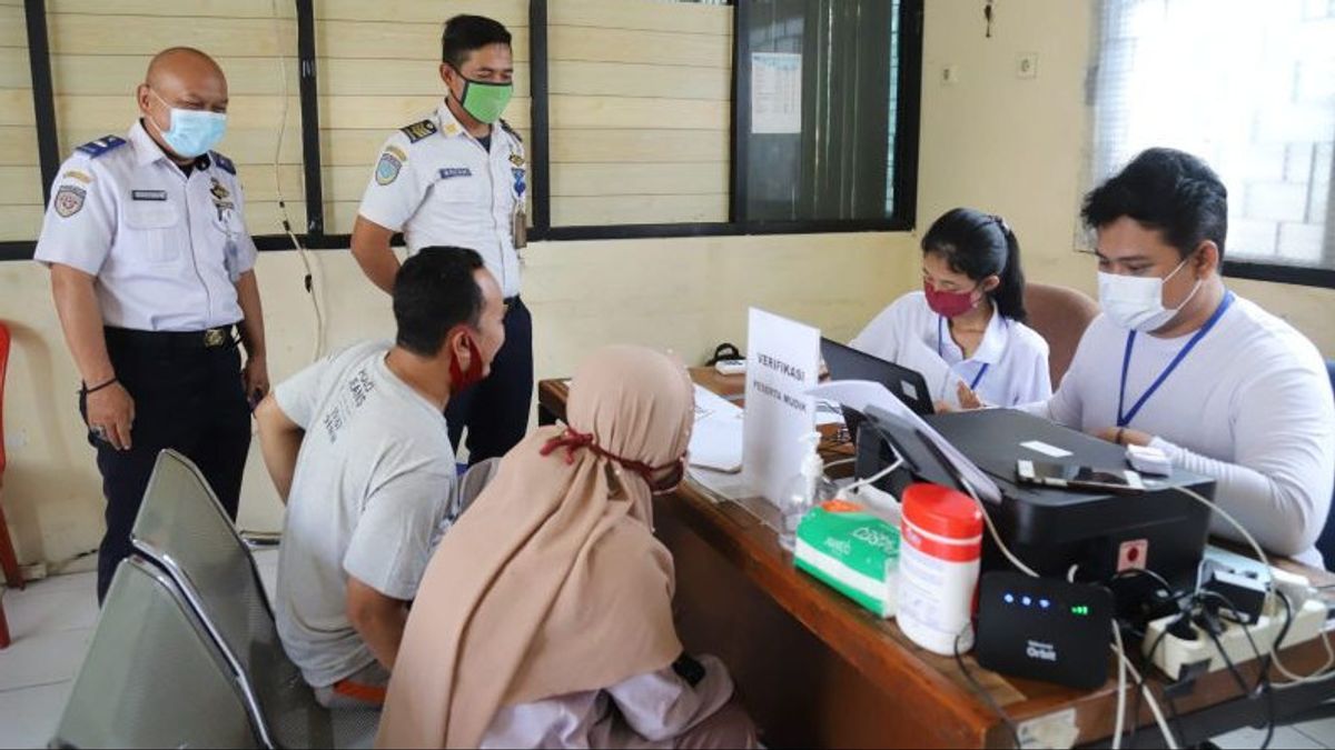 Pendaftar Mudik Gratis Verifikasi Data di Sudinhub Jakarta Utara