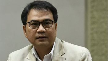 Usai Diperiksa, Azis Syamsuddin Bungkam dan Lambaikan Tangan dari Mobil