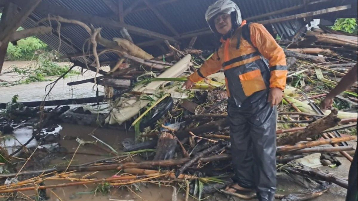PLN panne d’électricité à Sumbawa NTB en raison d’inondations, il reste 2 gardues en attente d’eau reculée