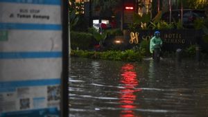 Anies Bilang Banjir Cepat Surut karena Sumur Resapan Tapi Pemprov Terjunkan Ratusan Pompa Sedot Air
