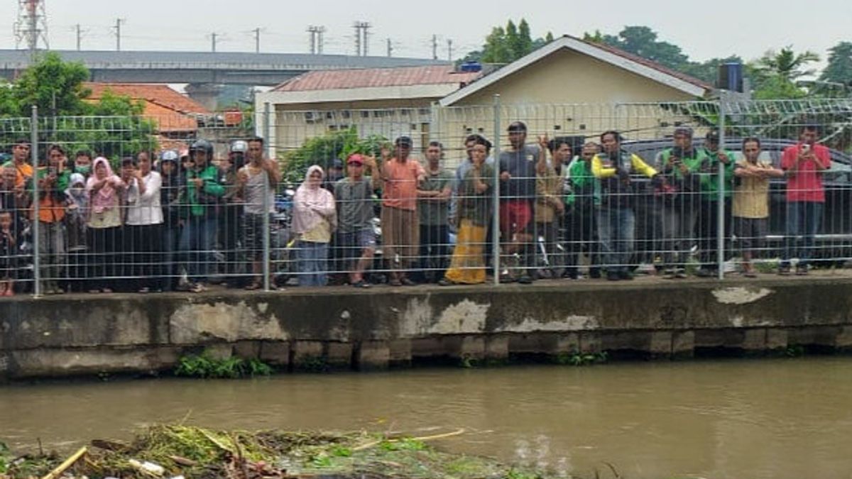 Monday Morning, Missing Boy Dragged By Kalimalang River Current, Officers Conduct Search