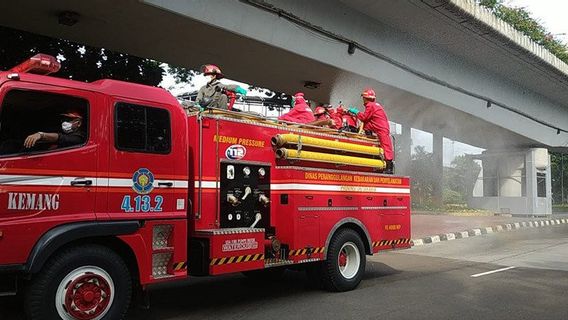 Allegedly Forgot To Turn On Siren, Fire Truck Crashes Into Public Transportation In Rawamangun, East Jakarta