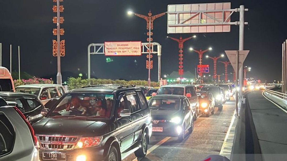 巴厘岛曼达拉收费公路拥堵总共使Jalan Kaki客人,在Ngurah Rai机场总共370个航班