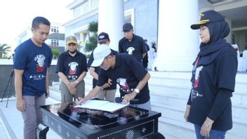 مع الحفاظ على عائدات المكوس البالغة 50 مليار روبية إندونيسية ، تم تشكيل فرقة العمل للقضاء على السجائر غير القانونية في وسط لومبوك 