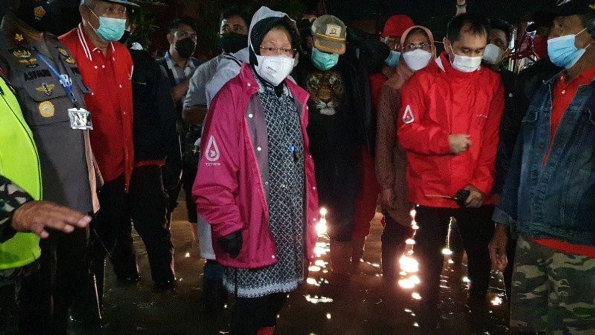 Blusukan Tinjau Banjir Semarang, Risma Minta Pompa Air Dinyalakan Maksimal