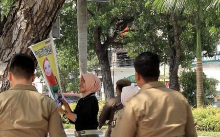 Satpol PP Pekanbaru Tertibkan Poster Caleg di Pohon dan Tiang Listrik