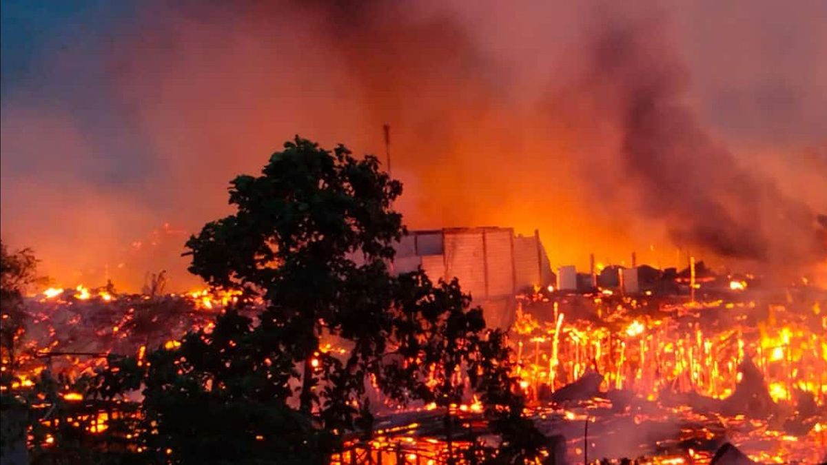 警察はパプアのヤペン諸島で数十の建物を焦がした火災を調査します