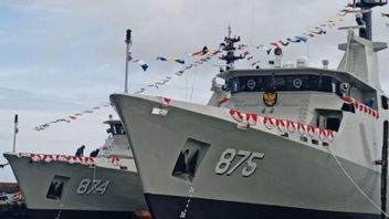 海军自豪地由国家儿童发射两艘军舰