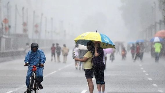 雨は金曜日の朝にガユールジャカルタに予報されています