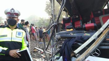 巴士在图伦加贡被火车撞倒，四人死亡数十人受伤