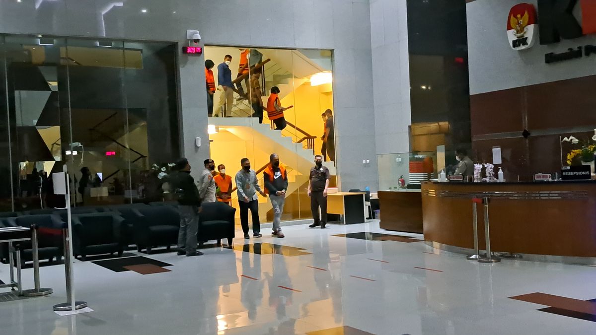 6人穿着橙色背心，在最高法院进行OTT案件管理后被KPK戴上手铐