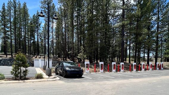 بعد أن وصلت بالفعل إلى 40,000 ، أصبحت Tesla Supercharger أكبر شبكة شحن سريع DC في العالم