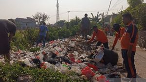 Timbulkan Bau Busuk dan Ganggu Pengguna Jalan, DLH Bekasi Angkut Tumpukan Sampah di Bahu Jalan Perjuangan