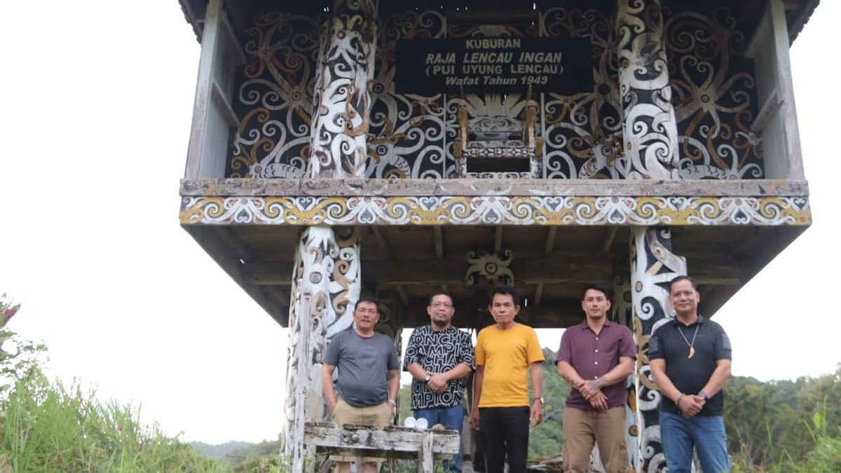 副州长Ingkong Ala Ziarah 去Leluhur Raja Apau Kayan Lencau Ingan 墓