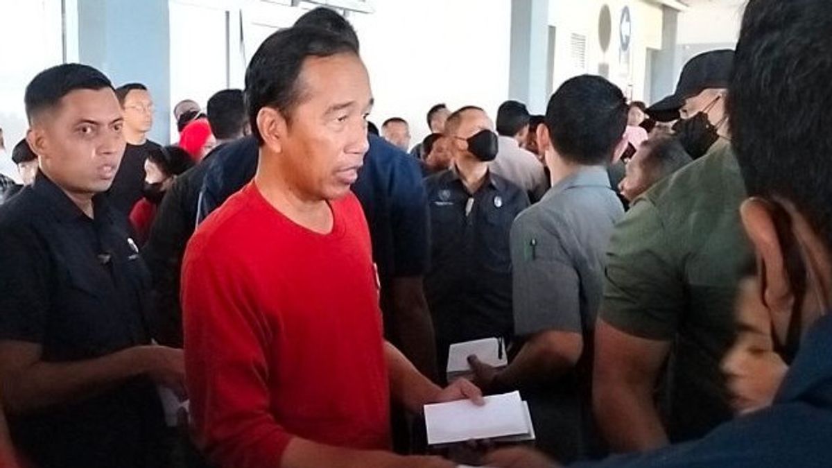 Hundreds Of Gendong Workers At Legi Solo Market Didn't Expect To Get Basic Food And Envelopes From President Jokowi