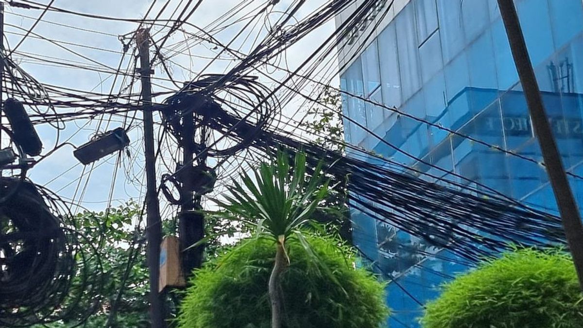 For The Time Being, The Central Jakarta City Government Plans To Tie A Messy Air Cable