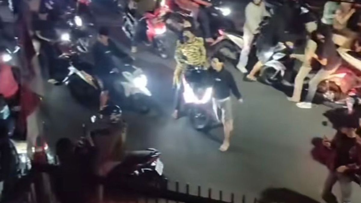 Pondok Cabe的摩托车暴徒行为破坏了公共设施并攻击道路使用者