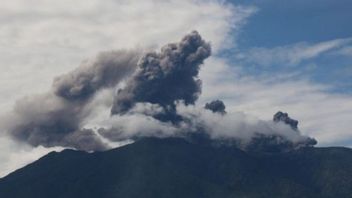 西ハルマヘラのイブ山が再び噴火し、アブカパイ600メートル