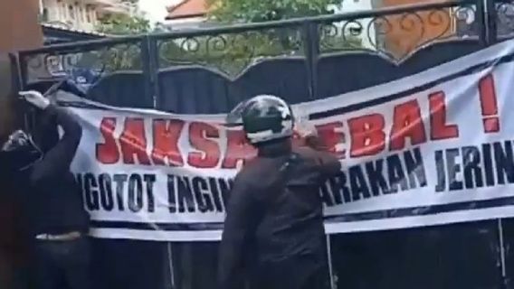 Massa Pro Jerinx SID 'Gembok' Pagar Kejati Bali Protes Kasasi Jaksa, Kejaksaan Kini Waspada