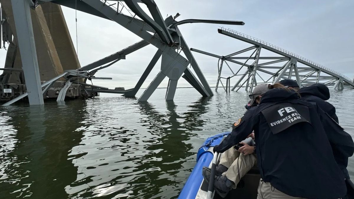 美国当局检查船舶的黑匣子,直到巴尔的摩尔桥,被击中,潜水员寻找死亡受害者的尸体