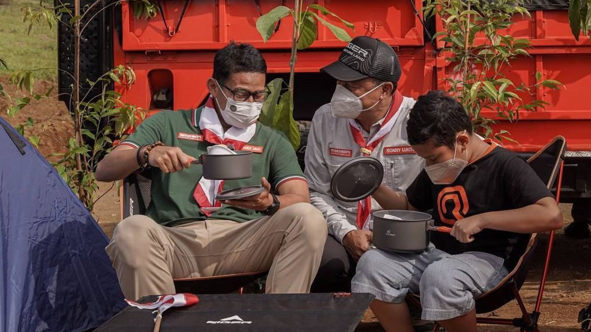 L’histoire De Sandiaga Uno Reste Coincée à La Circulation De Puncak: Accompagné D’un Adjudant, Chevauchant N-Max Et « plaisantant » à L’aide D’un Casque Inversé