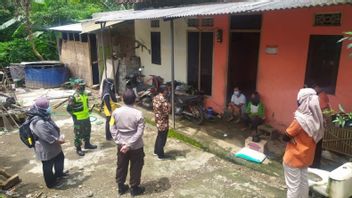 COVID-19 Patients In Tulungagung Escape, Threatens Officers Using Crowbar