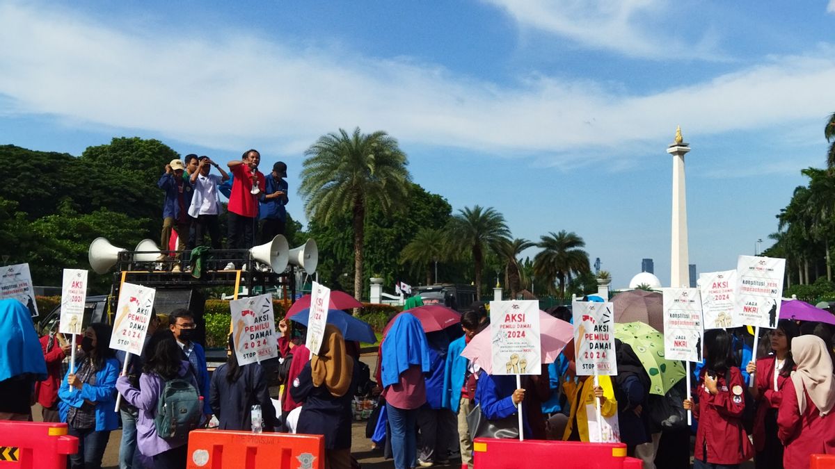 Hundreds Of Students Reject Jokowi's Impeachment At Monas