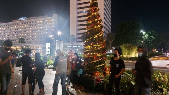 Crowds Arrive At HI Roundabout Before Crowd Free Night