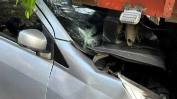 Daihatsu Sigra Ringsek Usai Tabrak Dump Truk yang Sedang Parkir di Danau Sunter