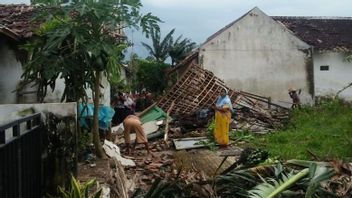 Dozens Of Houses Damaged, 3 People Injured By A Tornado In Jember