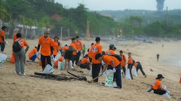 Dukung Bali Bebas Sampah, Cleo Gelar Aksi Bersih Pantai Kedonganan