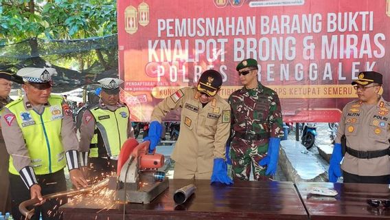 Polres Trenggalek Musnahkan Puluhan Balon Udara