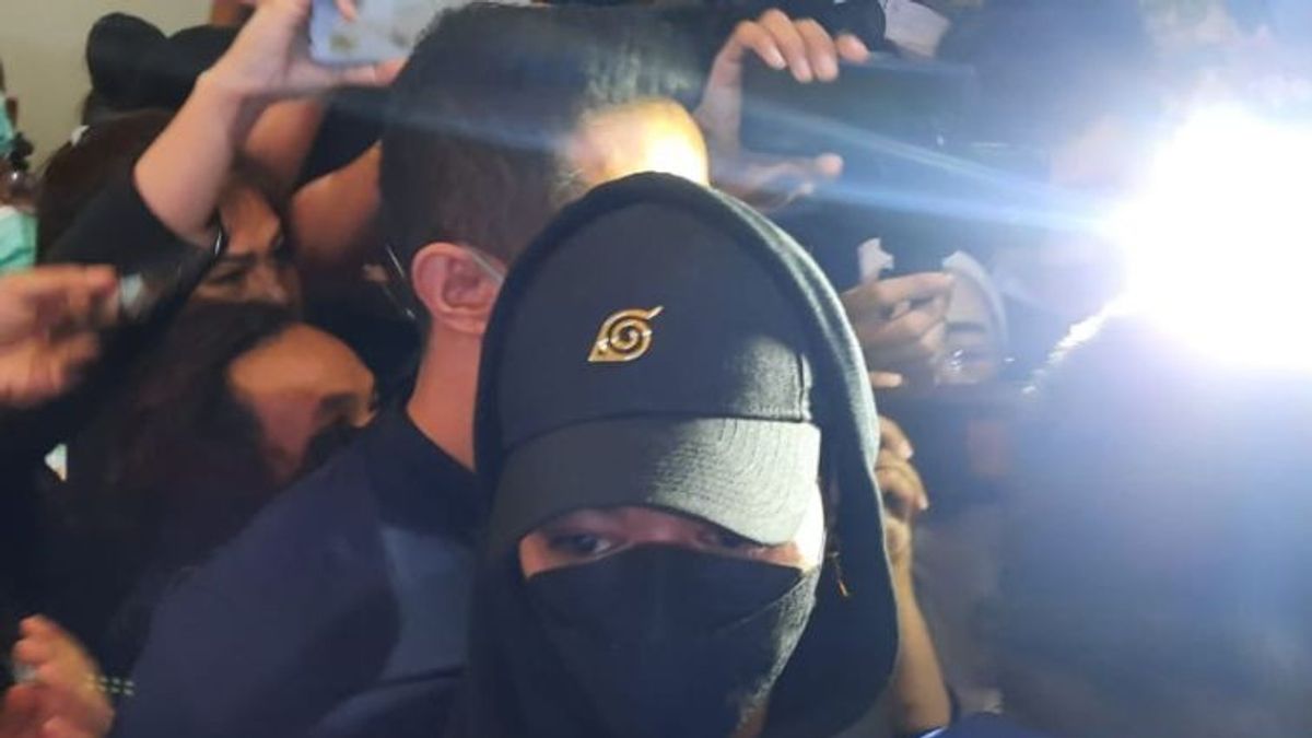 Datang Pakai Topi Naruto, Reza Arap Pulang dengan Penyitaan Donasi Rp1 Miliar dari Doni Salmanan  