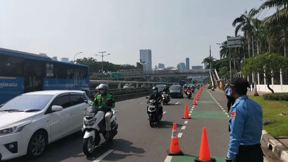 今日の労働者のデモは、家の前で、交通渋滞に注意してください