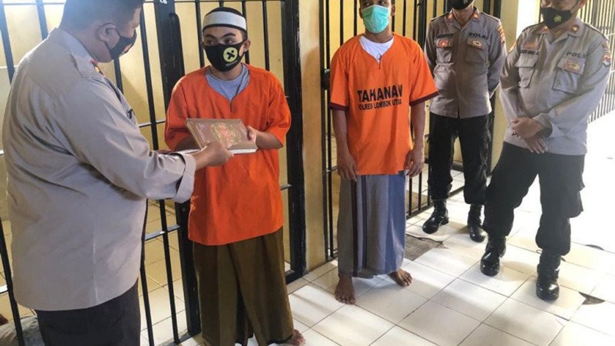 Subhanallah, Deputy Head Of North Lombok Police Give Al-Qur'an, Asking Prisoners To Get Closer To Allah SWT