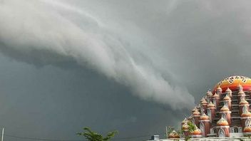 Crowded With Sharing Of Photos And Videos, Clouds Like Tsunami Waves In Makassar