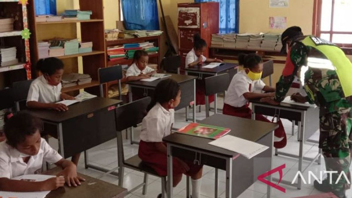Prajurit TNI Turun Tangan Rangsang Minat Baca Anak Pedalaman Papua dengan Bawa Perpustakaan Keliling