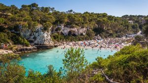 Pengunjung Terlalu Padat, Otoritas Mallorca Berencana Batasi Jumlah Tempat Tidur Hotel untuk Wisatawan