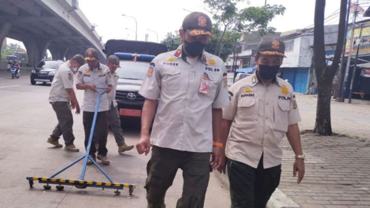 Satpol PP Jakut Temukan Puluhan Ranjau Paku di Jalan Perintis Kemerdekaan