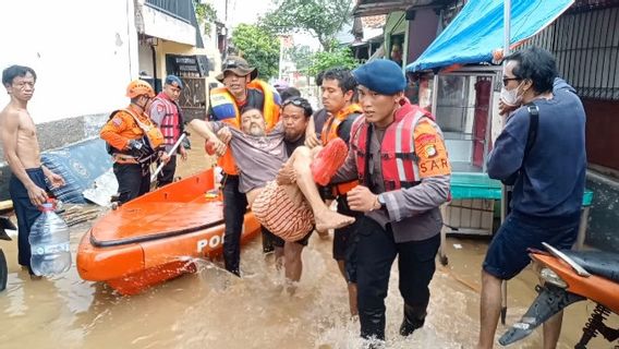 Dramatis! Lansia Dievakuated Dari Banjir 3,5 Meter Di Cililitan, Warga Panic