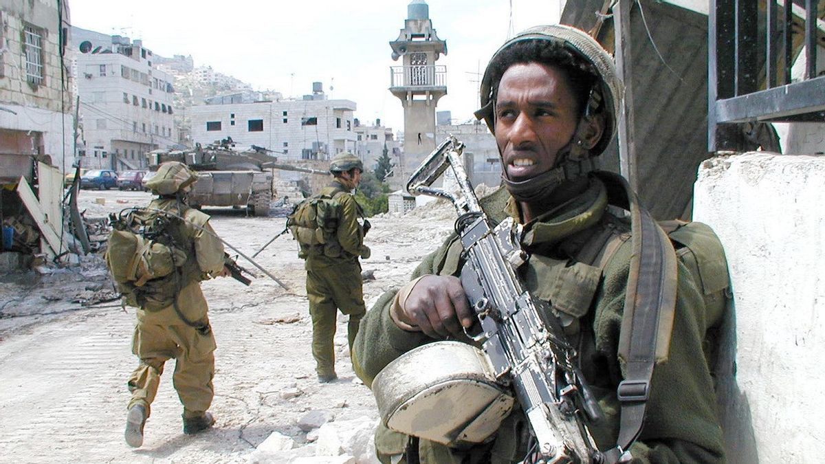 以色列军队不满足于以“寻找逃犯”为由的房屋突袭，还在约旦河西岸拘留了5名巴勒斯坦人