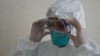 警方调查在泗水投掷人类粪便的案例3医务人员
