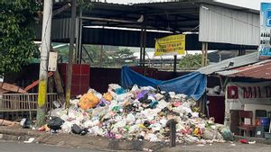 Tempat Pembuangan Sampah yang Meluber di Yogyakarta Disemprot Cairan Disinfektan