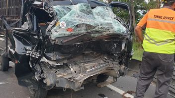 Sleepy, Suzuki Carry Pick Up Car Almost Overturned On The Tangerang-Merak Toll Road