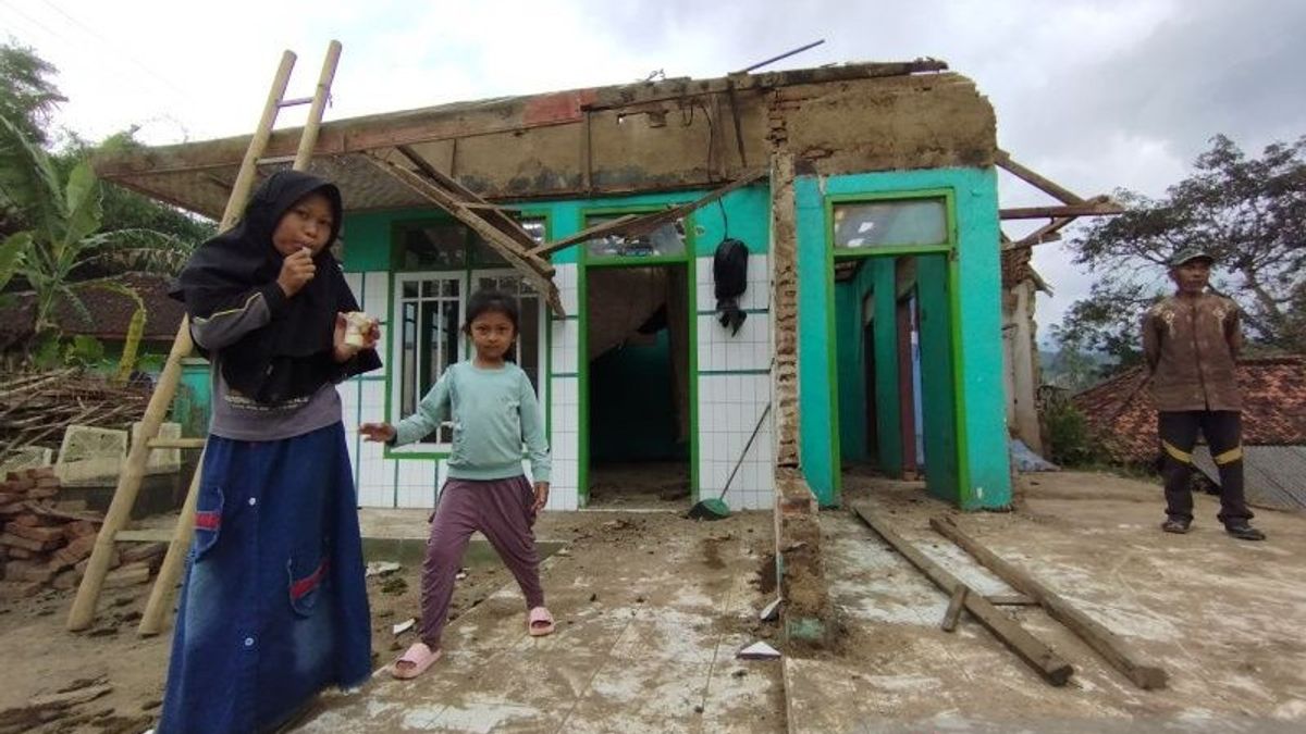 Asupan Makan Korban Rumah Rusak Akibat Gempa M 4,3 Garut Dijamin Pemkab Selama Sepekan 