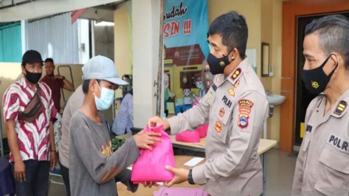 Banjar Police Prepare Cooking Oil For Vaccine Recipients